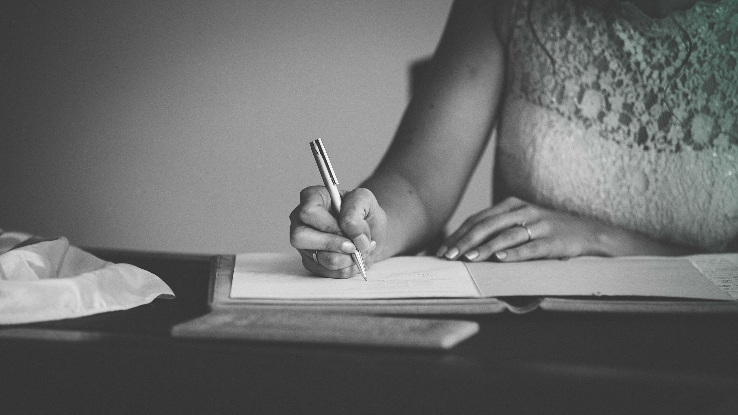 Die Braut unterschreibt mit neuem Namen beim Standesamt Offenbach im Büsing Palais.