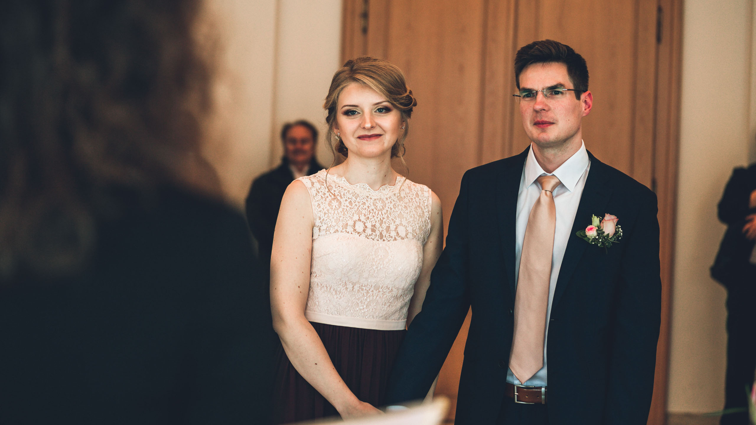 Das Brautpaar beim Ja-Wort im Büsing Palais in Offenbach. Ein sehr emotionaler und schöner Moment im Trauusaal vom Büsing Palais.