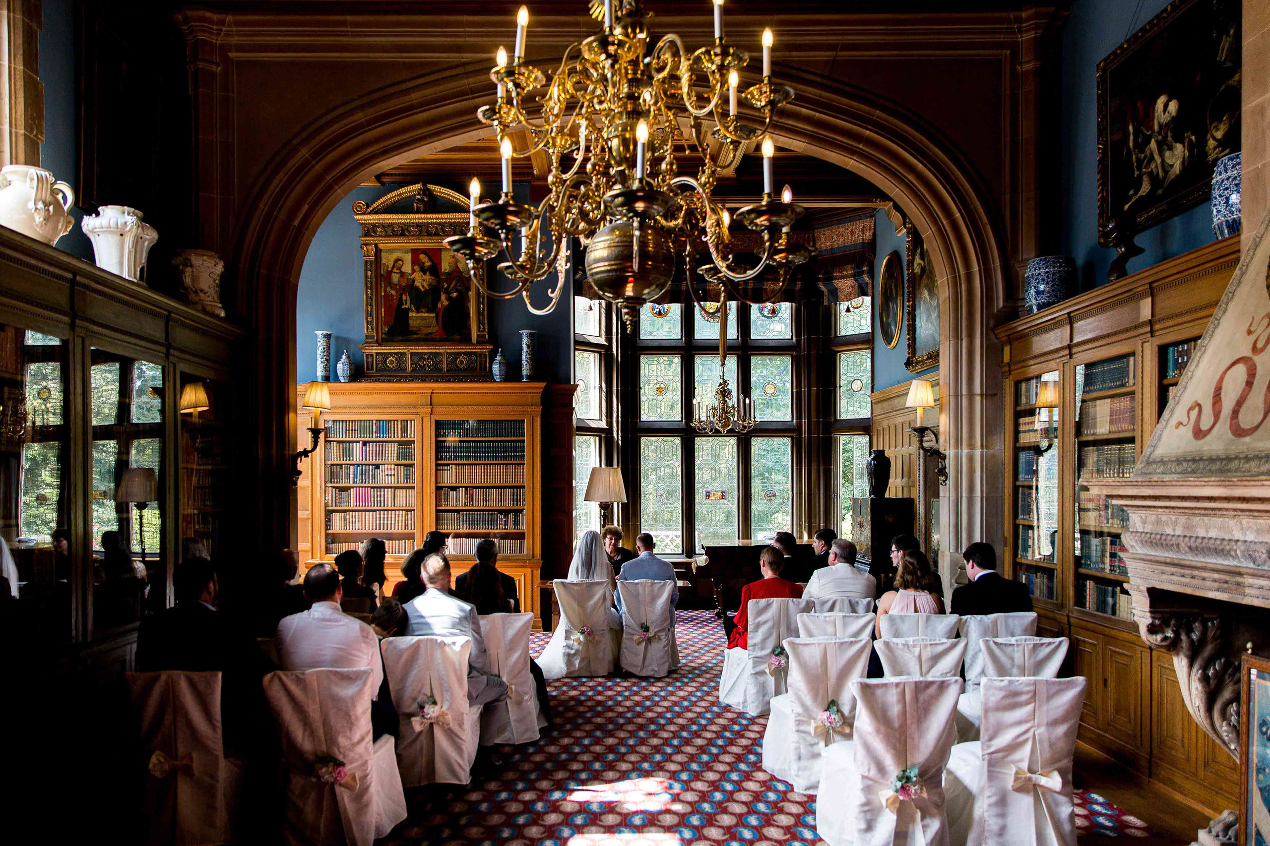 Als Hochzeitsfotograf fotografiere ich standesamtliche Trauungen in der Bibliothek im Schlosshotel Kronberg.