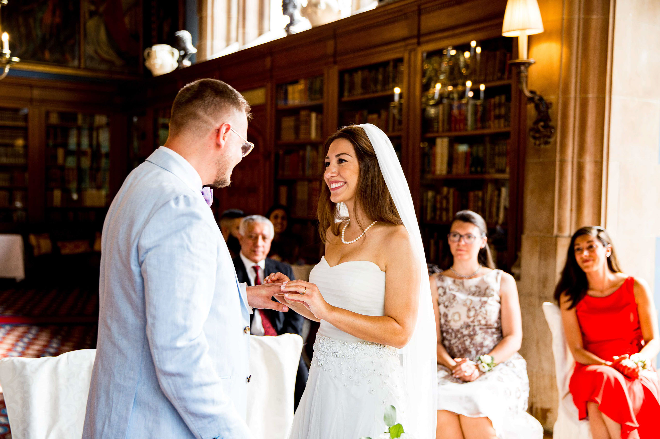 Das Brautpaar tauscht Eheringe aus bei der standesamtlichen Trauung im Schlosshotel Kronberg.