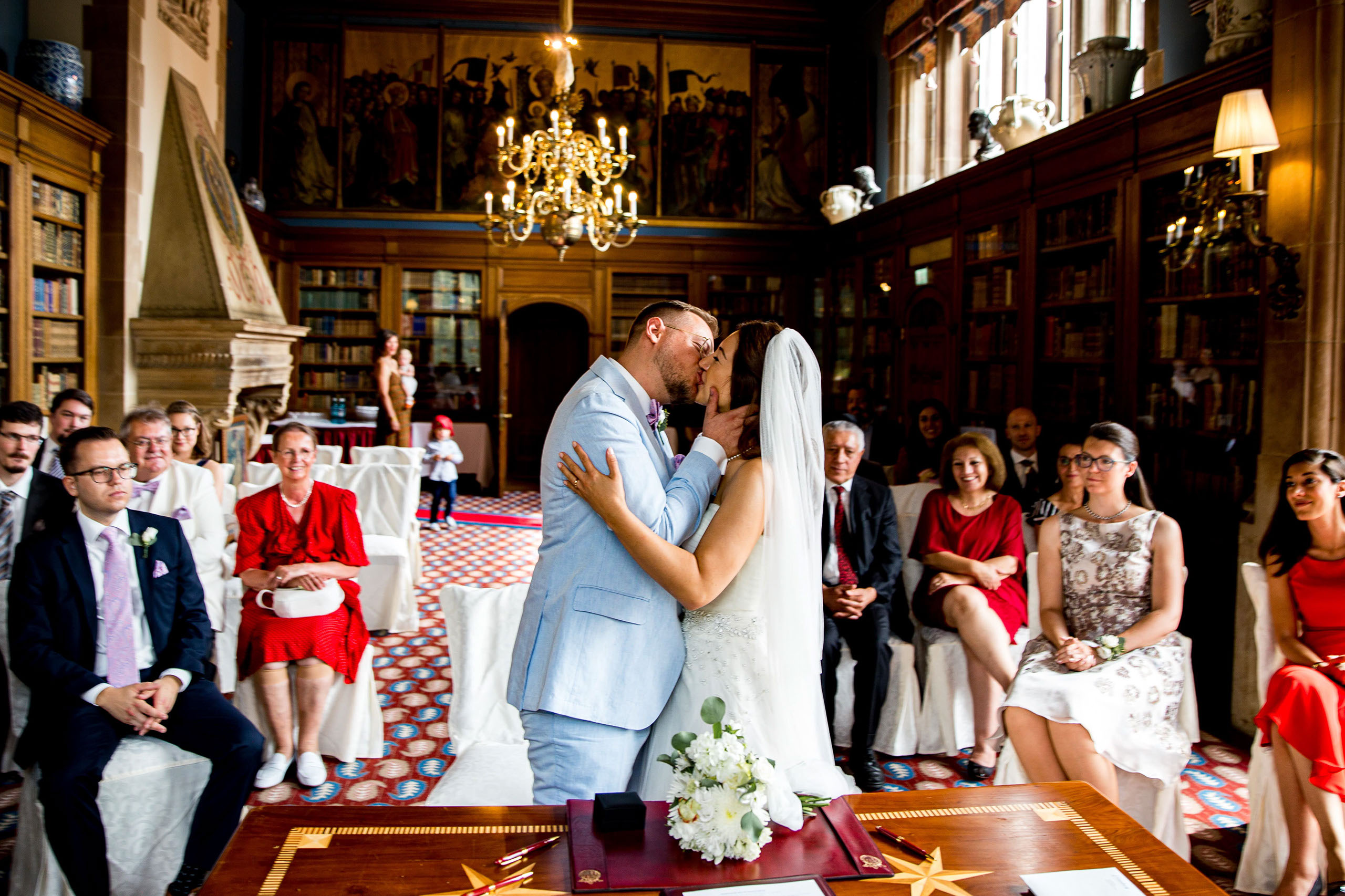 Das Brautpaar beim Hochzeitskuss im Schlosshotel Kronberg.