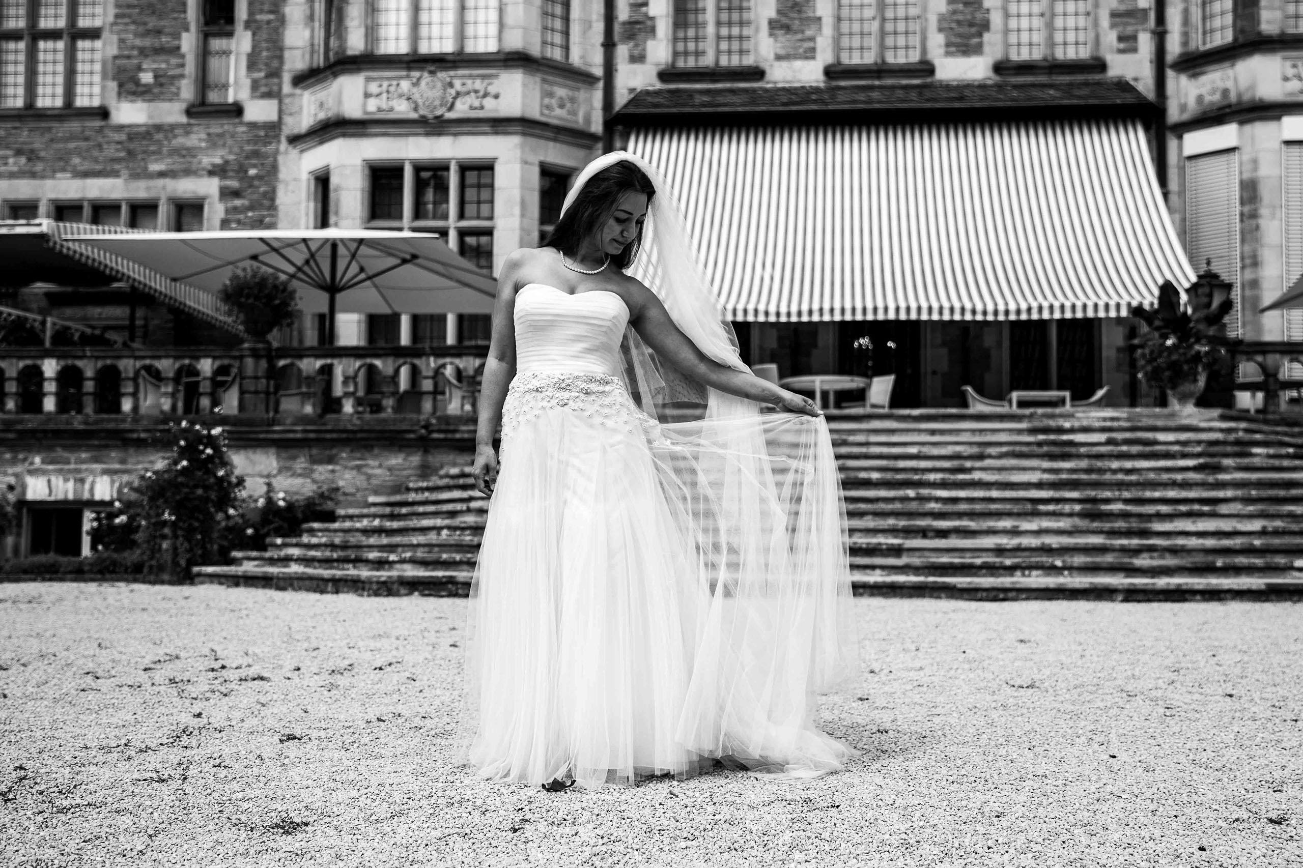 Hochzeitsfotos von der Braut im Schlosshotel Kronberg.