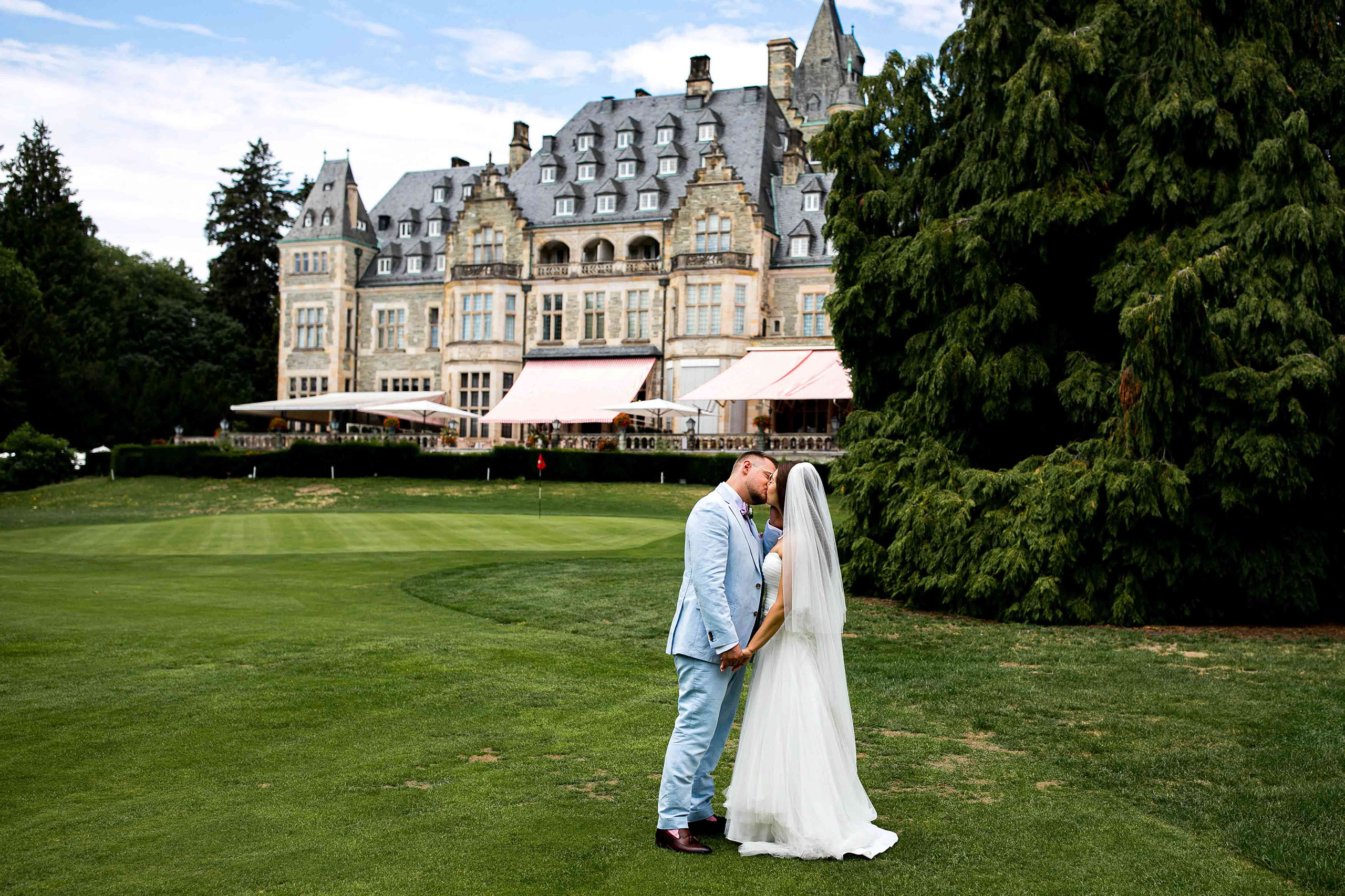 Das Brautpaar vor dem Schlosshotel Kronberg im Taunus. Hochzeitsfotos vor dem Schlosshotel Kronberg.