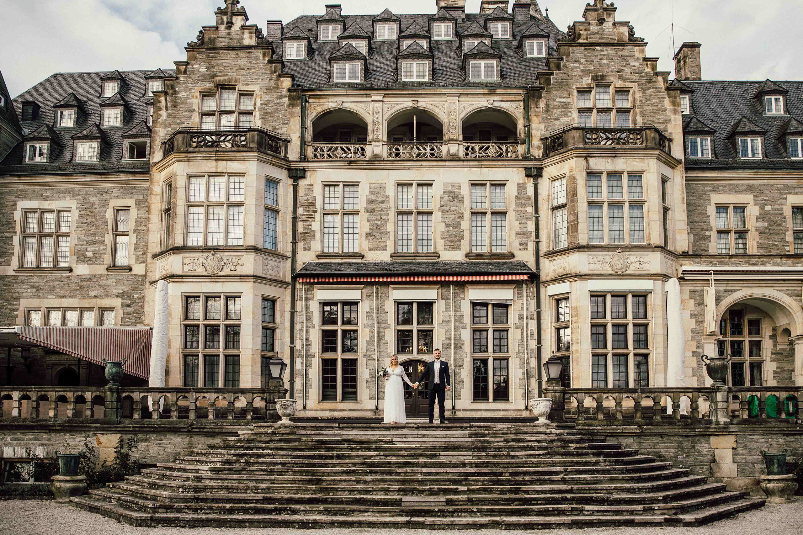 Hochzeitsfotos im Schlosshotel Kronberg im Taunus. Das Schlosshotel Kronberg ist eine wunderschöne Location zum Heiraten.