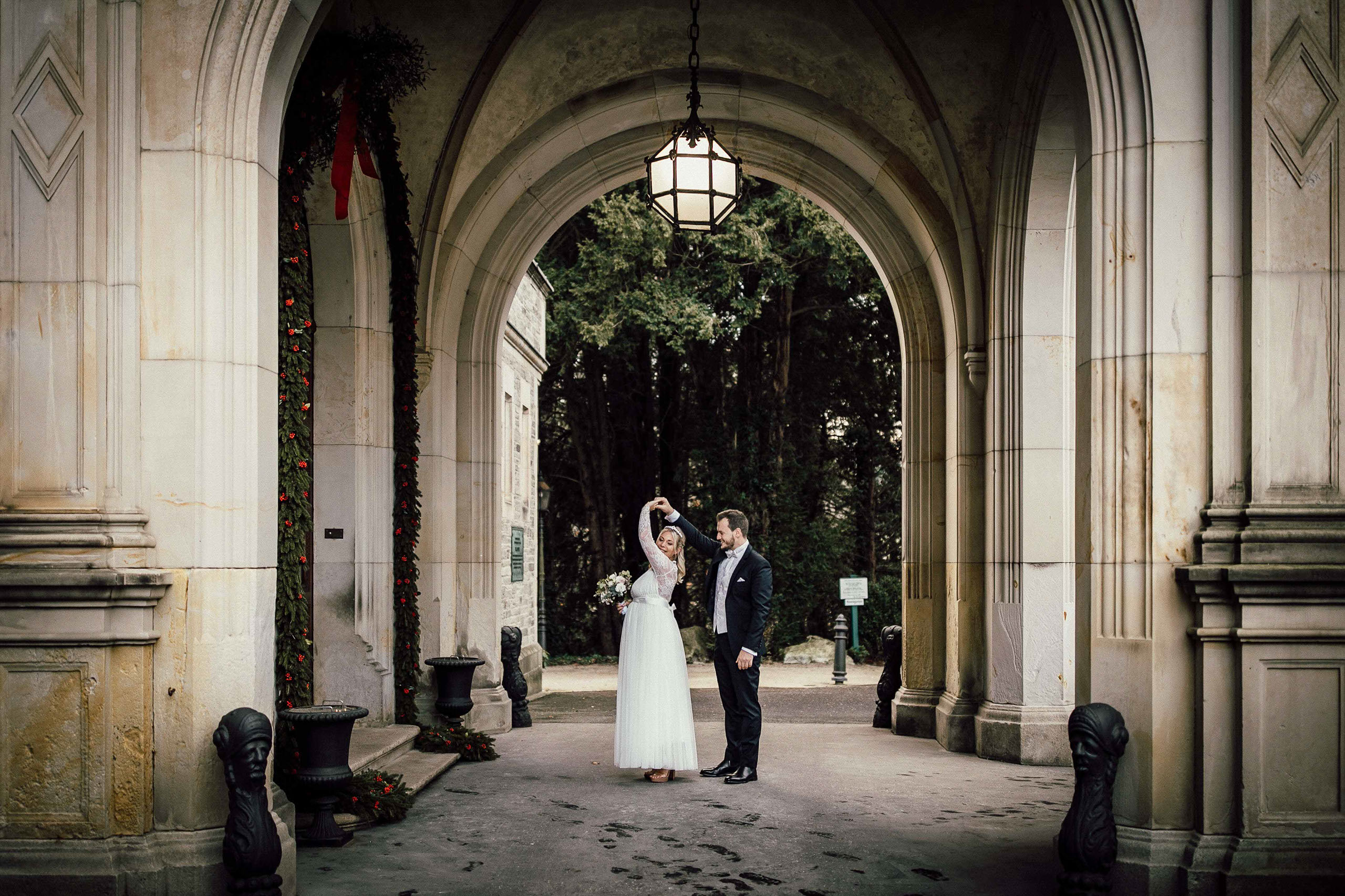 Hochzeitsfotos vor dem Standesamt Schlosshotel Kronberg im Taunus.