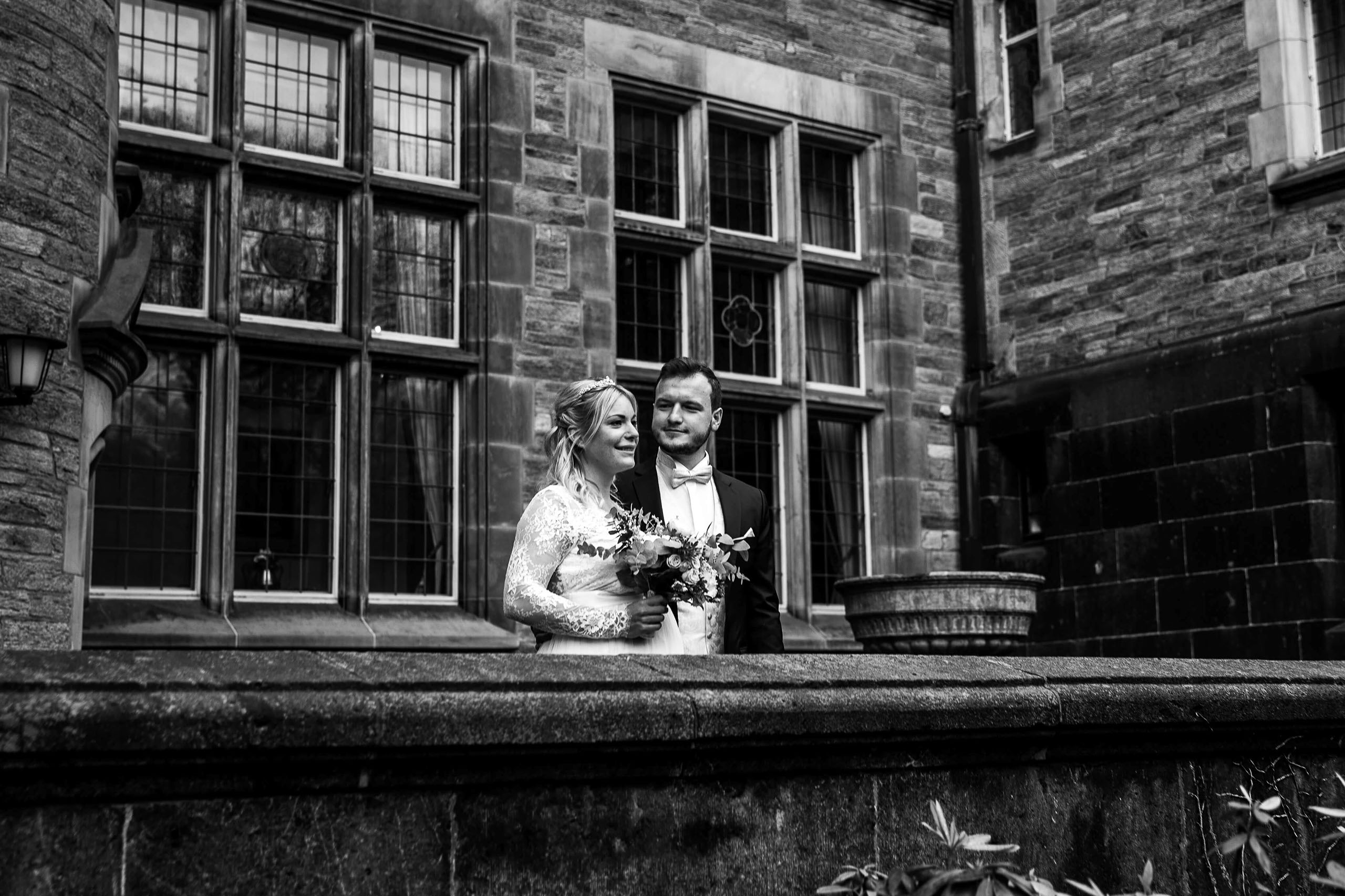 Das Brautpaar beim Fotoshooting im Schlosshotel Kronberg im Taunus.