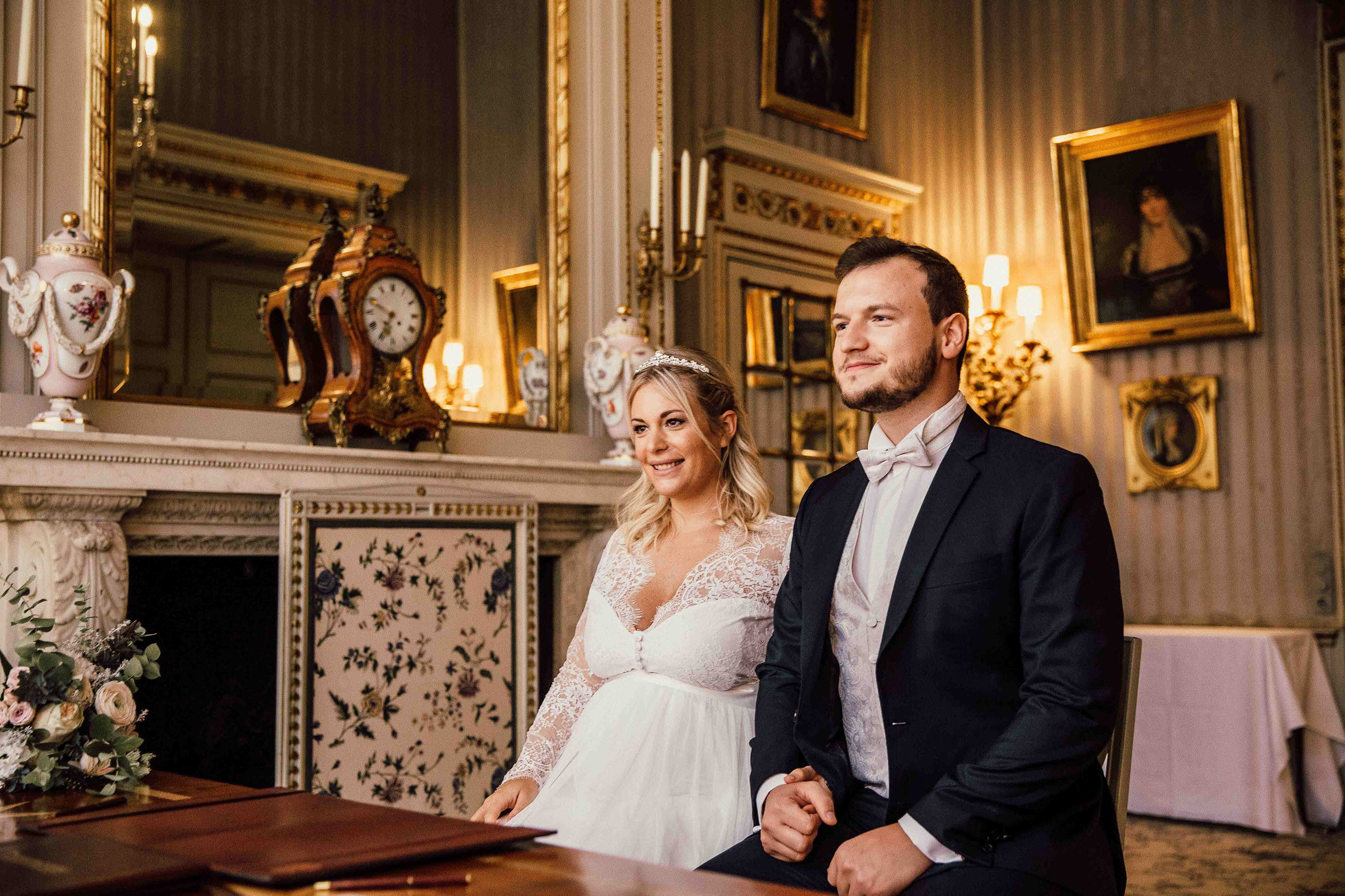 Das Brautpaar bei der standesamtlichen Trauung im Schlosshotel Kronberg. Der Blaue Salon ist ein wunderschöner Ort zum Heiraten.