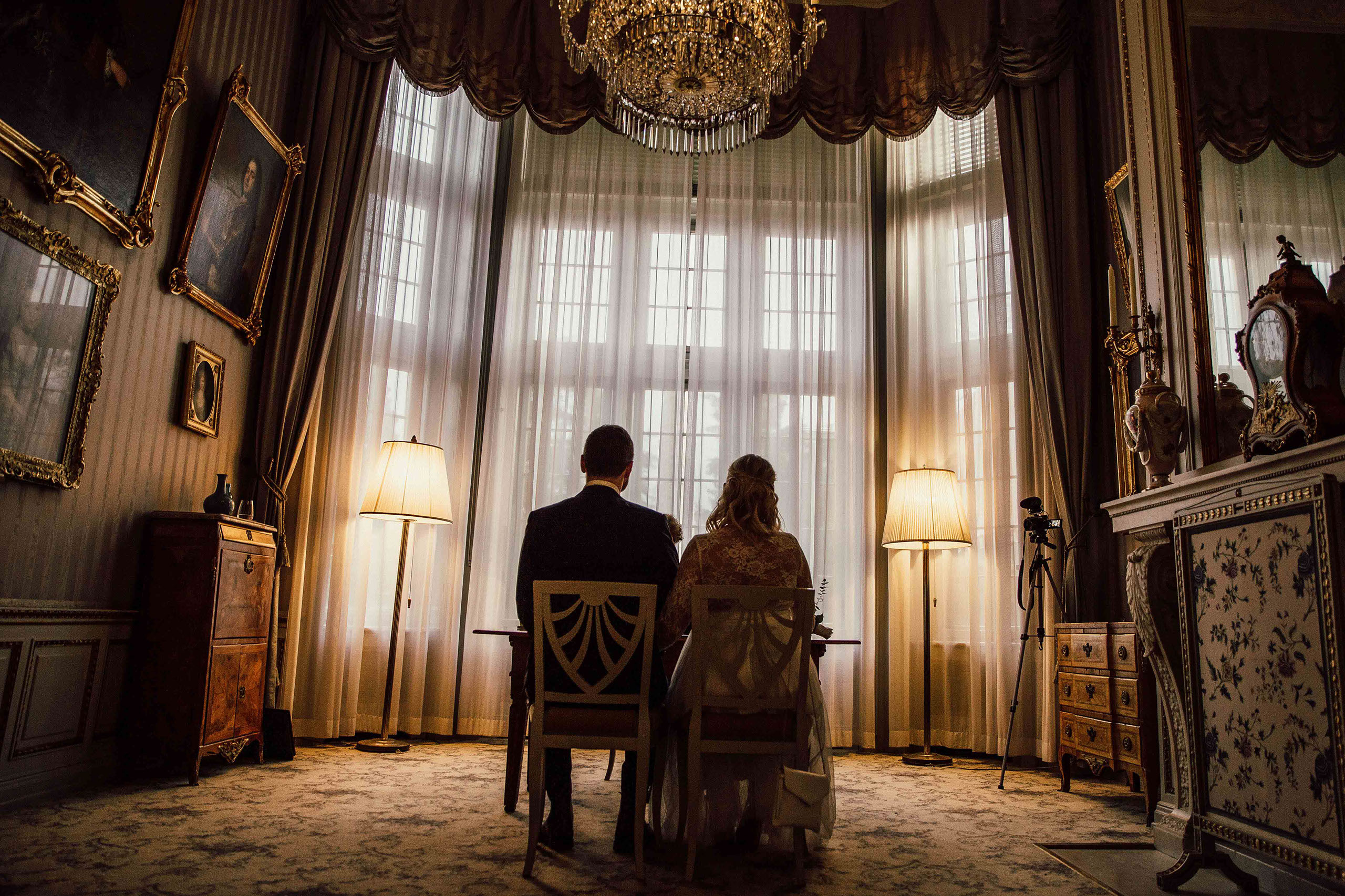 Das Brautpaar bei der standesamtlichen Trauung im Blauen Salon vom Schlosshotel Kronberg.