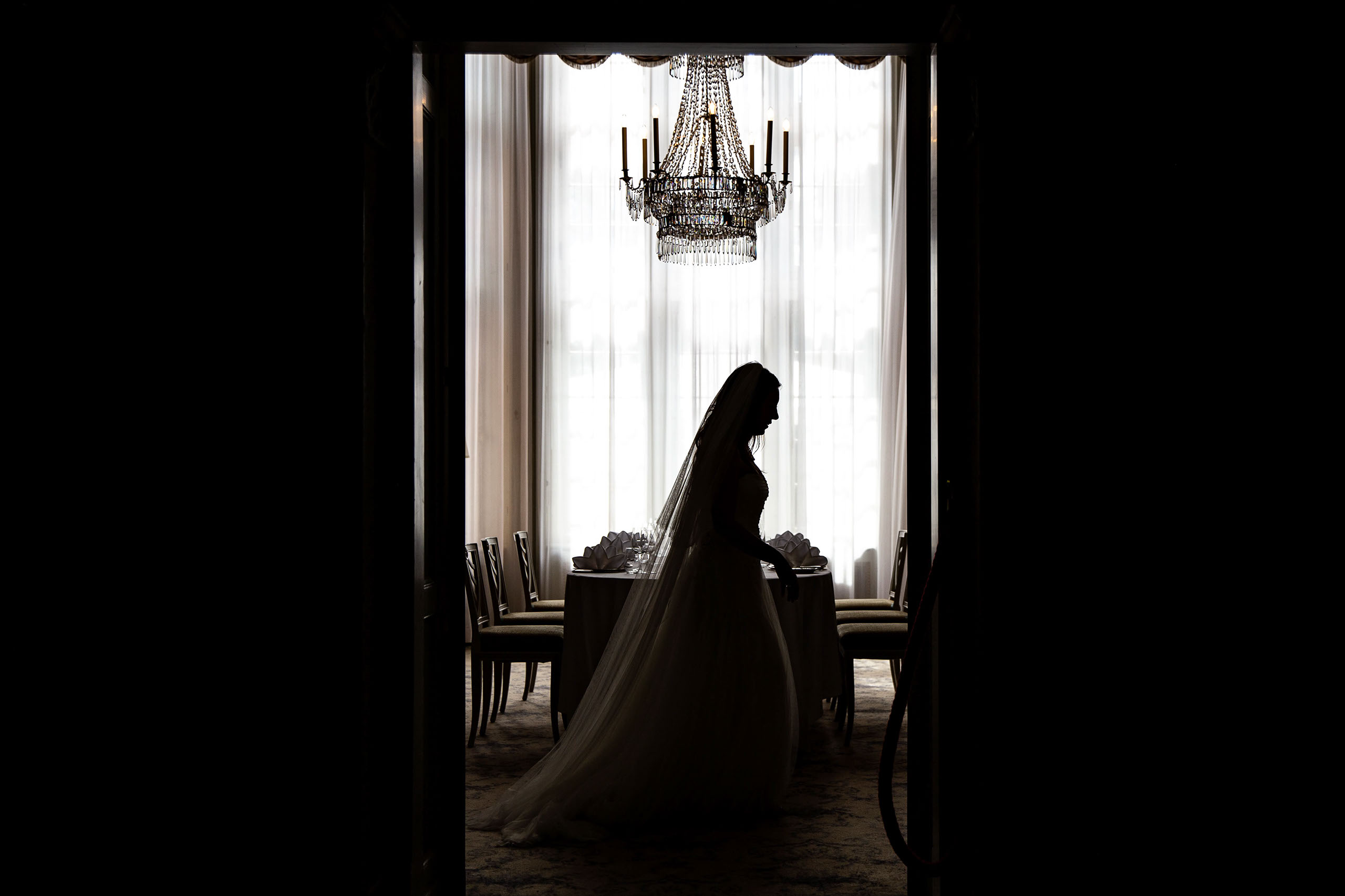 Die Braut kurz bevor sie die Bibliothek zum Standesamt Schlosshotel Kronberg betritt.