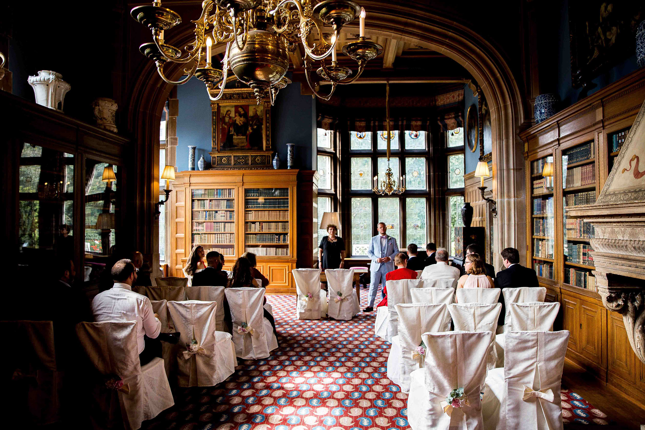 Die Bibliothek im Schlosshotel Kronberg ist eine wunderschöne Location für eure standesamtliche Trauung.