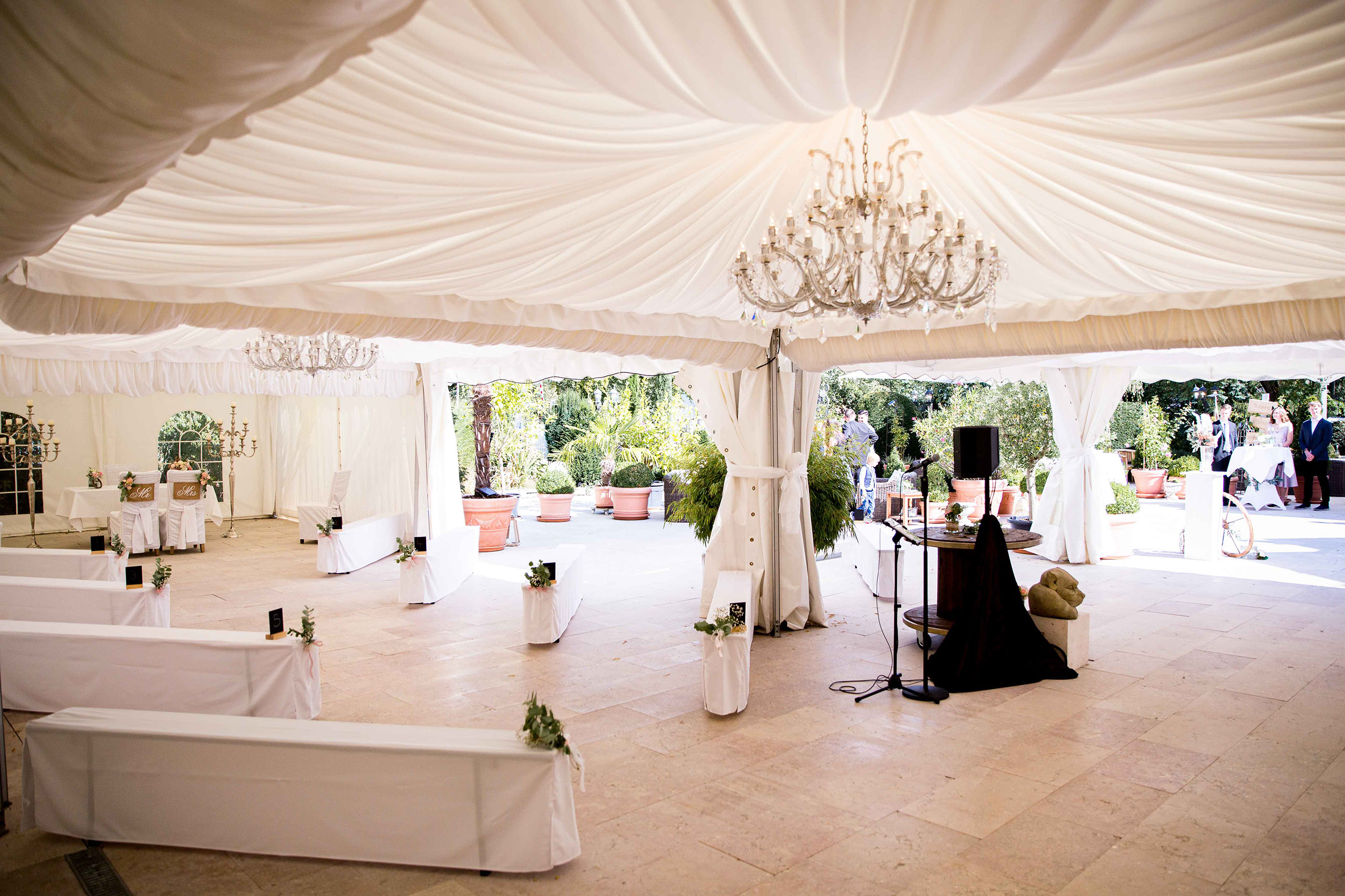 Das Standesamt im Chausseehaus in Wiesbaden. Als Hochzeitsfotograf in Wiesbaden halte ich eure standesamtliche Trauung in Wiesabden fest.