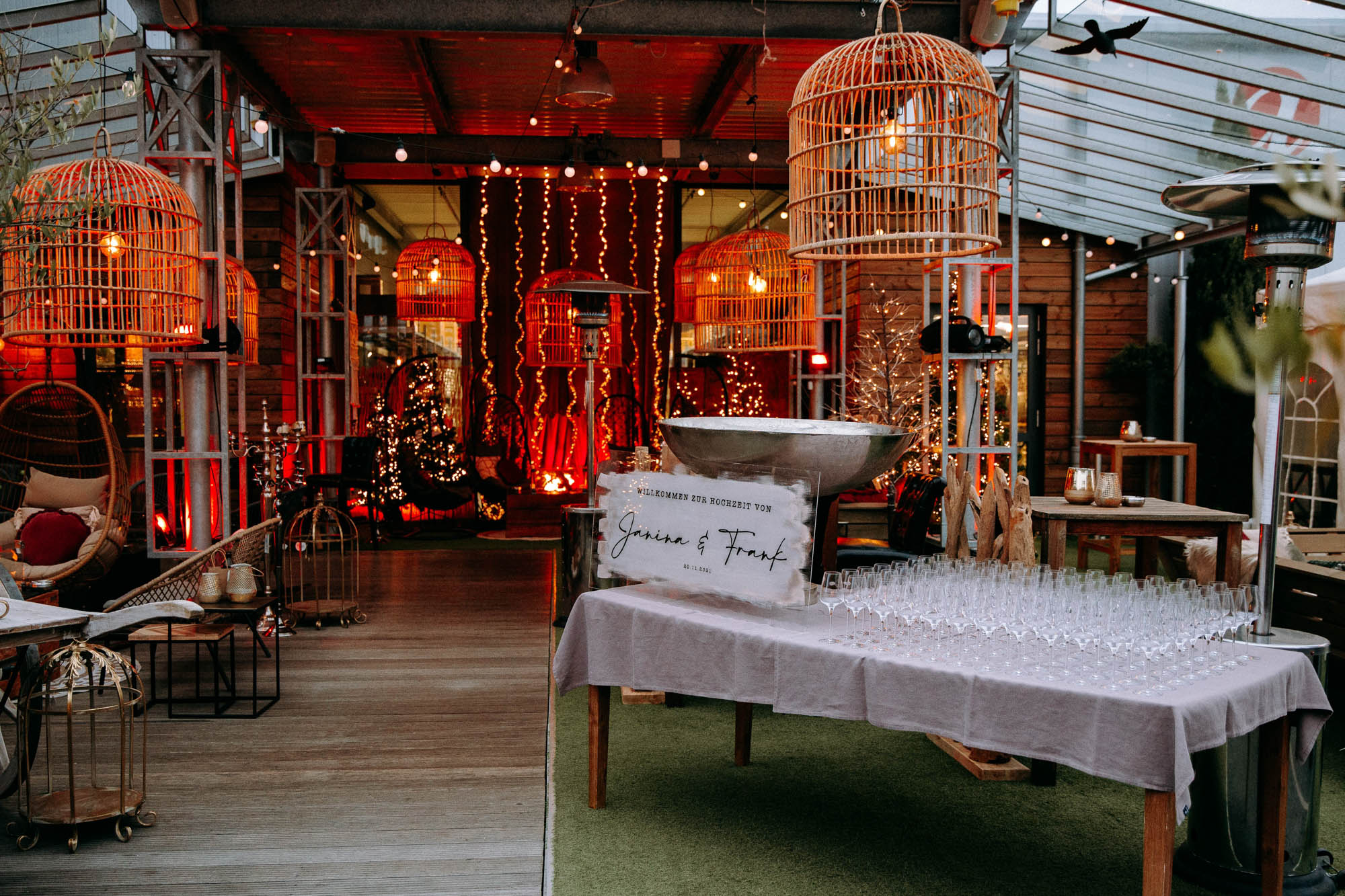 UNIQUE in Dietzenbach ist eine moderne Hochzeitslocation nahe Frankfurt – mit Garten, freier Trauung, Stretchzelt, Catering & Deko