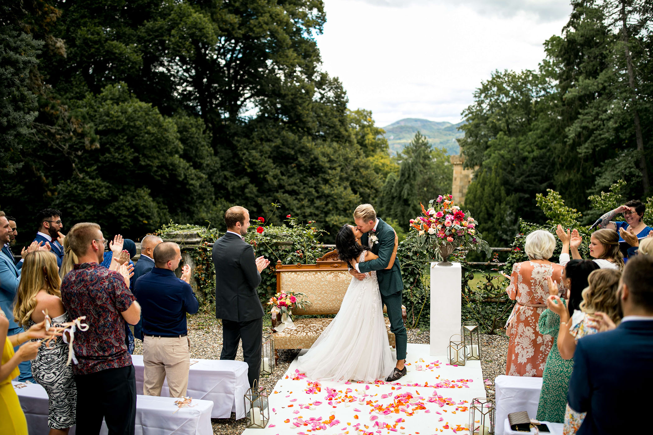 Das Brautpaar sieht sich verliebt im Kaiserdom am Altar an.